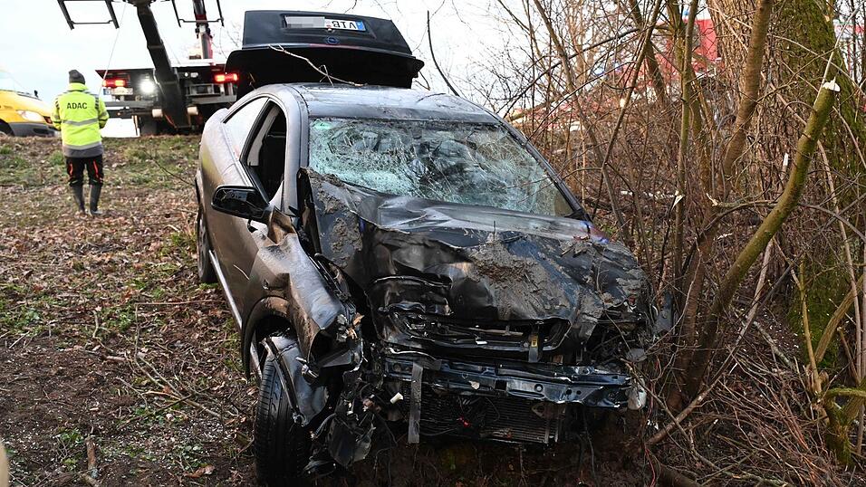 Bei Eberspoint ist ein Auto samt Insassen in die Vils gestürzt. Einsatzkräfte mussten das Fahrzeug später bergen.