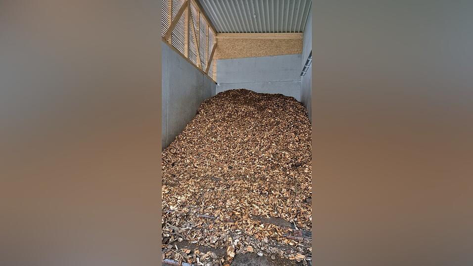 Hackschnitzel, wie in der Therme in Kagers, tragen zu einem g&uuml;nstigen Fernw&auml;rmepreis bei, aber auch dazu, dass der Anteil der erneuerbaren Energien im Straubinger W&auml;rmenetz bei bis zu 85 Prozent liegt.