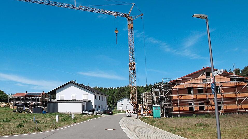 Im j&uuml;ngsten Neub&auml;uer Baugebiet sind noch einige wenige Parzellen frei, sonst sieht es im Stadtgebiet mau aus. Rechts im Bild zu sehen das Bauvorhaben des Kreiswohnungswerkes Roding.