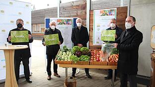 In Straubing werden erstmals in deutschen Supermärkten kompostierbare Obst- und Gemüsebeutel eingesetzt. Stellten den Modellversuch vor (von rechts): Wirtschaftsminister Hubert Aiwanger, Landrat Josef Laumer, Supermarkt-Geschäftsführer Hans-Jürgen Honner, Bürgermeister Dr. Albert Solleder und Landtagsabgeordneter Josef Zellmeier. In Straubing werden erstmals in deutschen Supermärkten kompostierbare Obst- und Gemüsebeutel eingesetzt. Stellten den Modellversuch vor (von rechts): Wirtschaftsminister Hubert Aiwanger, Landrat Josef Laumer, Supermarkt-Geschäftsführer Hans-Jürgen Honner, Bürgermeister Dr. Albert Solleder und Landtagsabgeordneter Josef Zellmeier.