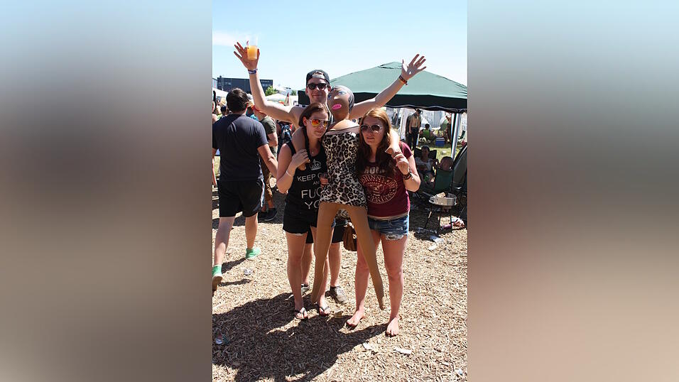 Ein Streifzug durch das Campinggelände: Trotz heißer Temperaturen sind die Festivalbesucher bestens gelaunt. (Foto: David Voltz) Ein Streifzug durch das Campinggelände: Trotz heißer Temperaturen sind die Festivalbesucher bestens gelaunt. (Foto: David Voltz)