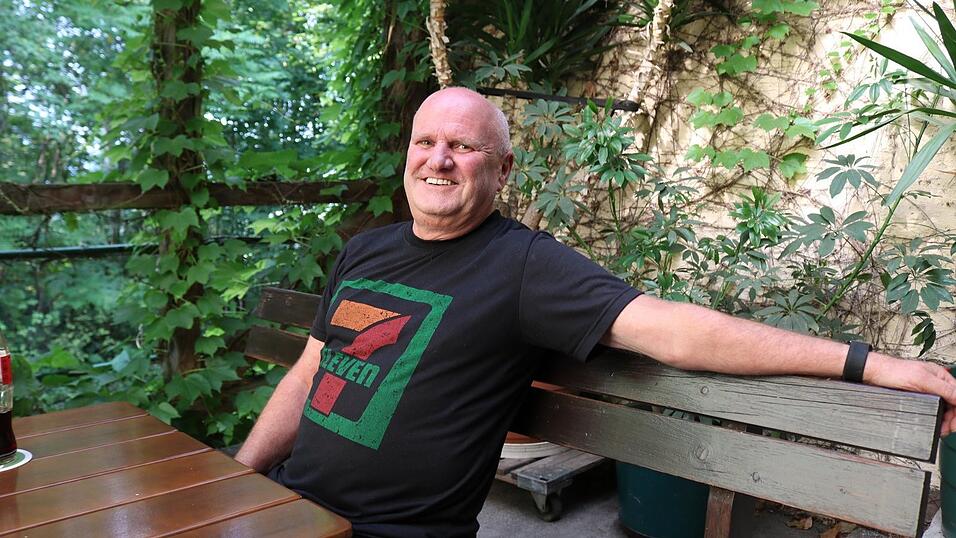 Walter Thanner hat die Ruhe zu schätzen gelernt, die in Vierau eingekehrt ist. Die Gastspiele betreut er nun in anderen Hallen. Vor der Haustüre bewirtet er noch seine Gäste in Wirtshaus und Biergarten. Walter Thanner hat die Ruhe zu schätzen gelernt, die in Vierau eingekehrt ist. Die Gastspiele betreut er nun in anderen Hallen. Vor der Haustüre bewirtet er noch seine Gäste in Wirtshaus und Biergarten.