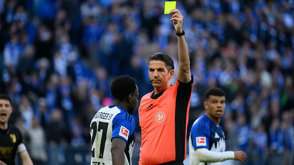 Schiedsrichter Deniz Aytekin erlebte eine kuriose Szene in Hamburg.