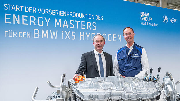Bayerns Wirtschaftsminister Hubert Aiwanger (links) lie&szlig; sich von Thomas Thym, Leiter des BMW-Standorts Landshut, den Energy Master und dessen Produktion erkl&auml;ren.