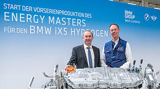 Bayerns Wirtschaftsminister Hubert Aiwanger ließ sich von Thomas Thym, Leiter des BMW-Standorts Landshut, den Energy Master und dessen Produktion erklären. Bayerns Wirtschaftsminister Hubert Aiwanger ließ sich von Thomas Thym, Leiter des BMW-Standorts Landshut, den Energy Master und dessen Produktion erklären.