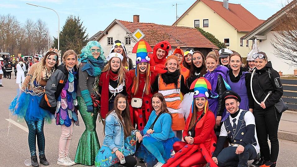 Ein Bild aus leider vergangenen Zeiten: Die Faschingsgesellschaft in Hochstimmung beim Faschingstreiben in Pilsting passend zum Motto des Unsinnigen Donnerstags 2019 'Meer ist Mehr'. Ein Bild aus leider vergangenen Zeiten: Die Faschingsgesellschaft in Hochstimmung beim Faschingstreiben in Pilsting passend zum Motto des Unsinnigen Donnerstags 2019 'Meer ist Mehr'.