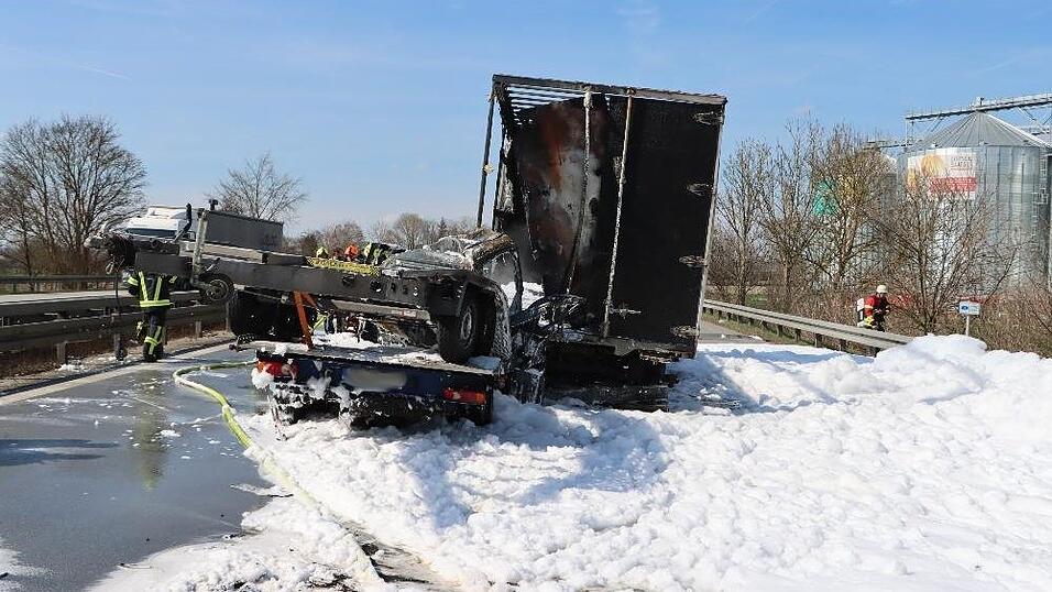 Bei dem Unfall auf der A3 fingen beide Fahrzeuge danach Feuer und mussten gelöscht werden. Bei dem Unfall auf der A3 fingen beide Fahrzeuge danach Feuer und mussten gelöscht werden.