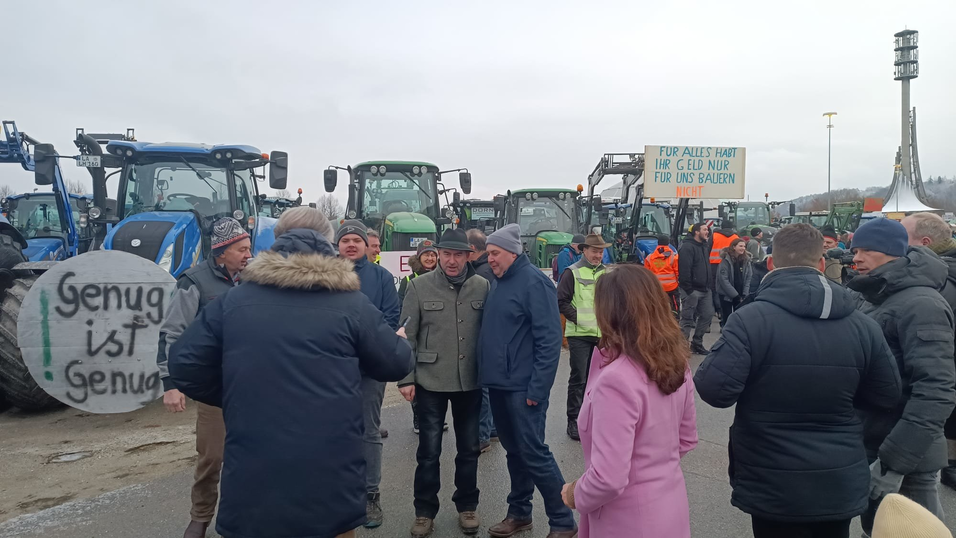 In Landshut mischt sich auch der bayerische Wirtschaftsminister Hubert Aiwanger unter die Bauern, Spediteure und Handwerker.