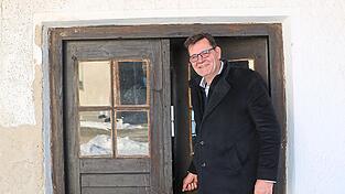 Oskar Saller vor dem alten Stadel auf seinem Anwesen in Bogen.