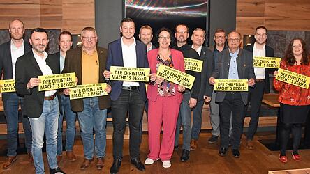Landratskandidat Christian Schindler (5.v.l.) baut f&uuml;r die Stichwahl am 22. M&auml;rz auf die Unterst&uuml;tzung der B&uuml;rgermeister, Kreis- und Gemeinder&auml;te der Freien W&auml;hler