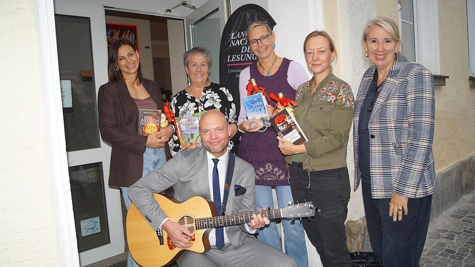 Die K&uuml;nstler aus Literatur, Kunst und Musik mit Initiatoren vor dem ehemaligen Stadtcafe.