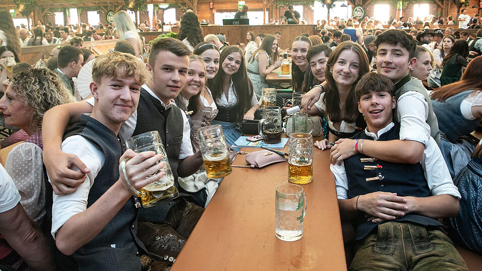 Die Partybilder vom Montag, 18. August, aus dem Festzelt Wenisch. Die Partybilder vom Montag, 18. August, aus dem Festzelt Wenisch.