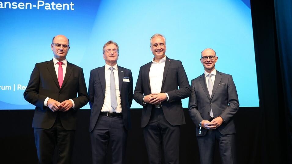 Bayerns Finanzminister Albert F&uuml;racker (von links), Reinhausen-Gesch&auml;ftsf&uuml;hrer Nicolas Maier-Scheubeck, Oberb&uuml;rgermeister Thomas Burger und der Bayernwerk-Gesch&auml;ftsf&uuml;hrer Egon Leo Westphal bei der Feierstunde im Marina-Forum.