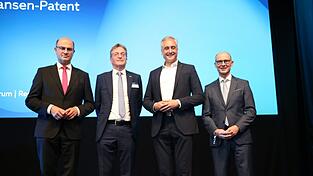 Bayerns Finanzminister Albert Füracker (von links), Reinhausen-Geschäftsführer Nicolas Maier-Scheubeck, Oberbürgermeister Thomas Burger und der Bayernwerk-Geschäftsführer Egon Leo Westphal bei der Feierstunde im Marina-Forum. Bayerns Finanzminister Albert Füracker (von links), Reinhausen-Geschäftsführer Nicolas Maier-Scheubeck, Oberbürgermeister Thomas Burger und der Bayernwerk-Geschäftsführer Egon Leo Westphal bei der Feierstunde im Marina-Forum.