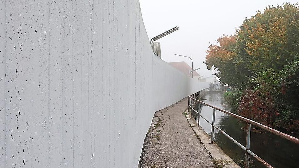 In Vorbereitung auf das Kunstprojekt hat am Mittwoch die Betonwand am Angerweg den weißen Grundanstrich erhalten. In Vorbereitung auf das Kunstprojekt hat am Mittwoch die Betonwand am Angerweg den weißen Grundanstrich erhalten.