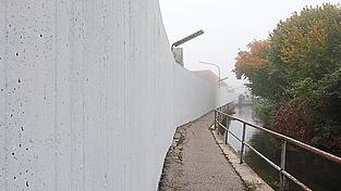 In Vorbereitung auf das Kunstprojekt hat am Mittwoch die Betonwand am Angerweg den weißen Grundanstrich erhalten.