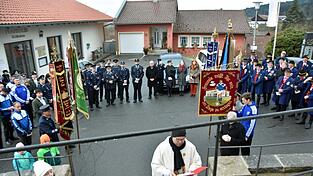 Stadtpfarrer Thomas Winderl segnete im Beisein der Vereine aus dem Zellertal und zahlreicher Pfingstreiter die neue Nikolaus-Skulptur. Stadtpfarrer Thomas Winderl segnete im Beisein der Vereine aus dem Zellertal und zahlreicher Pfingstreiter die neue Nikolaus-Skulptur.