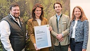 Tourismusministerin Michaela Kaniber gemeinsam mit Thomas Eckl, Betriebsleiter der Arber-Bergbahn, Prinz Aloys von Hohenzollern von der Betreiberfamilie sowie Birgit Preisnitz, Geschäftsführerin Verband Deutscher Seilbahnen, bei der Übergabe der Förderurkunde Tourismusministerin Michaela Kaniber gemeinsam mit Thomas Eckl, Betriebsleiter der Arber-Bergbahn, Prinz Aloys von Hohenzollern von der Betreiberfamilie sowie Birgit Preisnitz, Geschäftsführerin Verband Deutscher Seilbahnen, bei der Übergabe der Förderurkunde