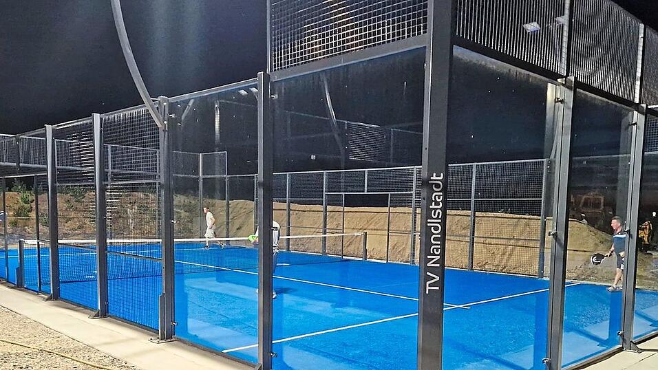 Seit 2023 k&ouml;nnen Sportler in Nandlstadt Padel-Tennis spielen. Der Tennisverein hat zwei Pl&auml;tze errichtet. Die Glasscheiben an der R&uuml;ckwand sind Teil des Spielfeldes.