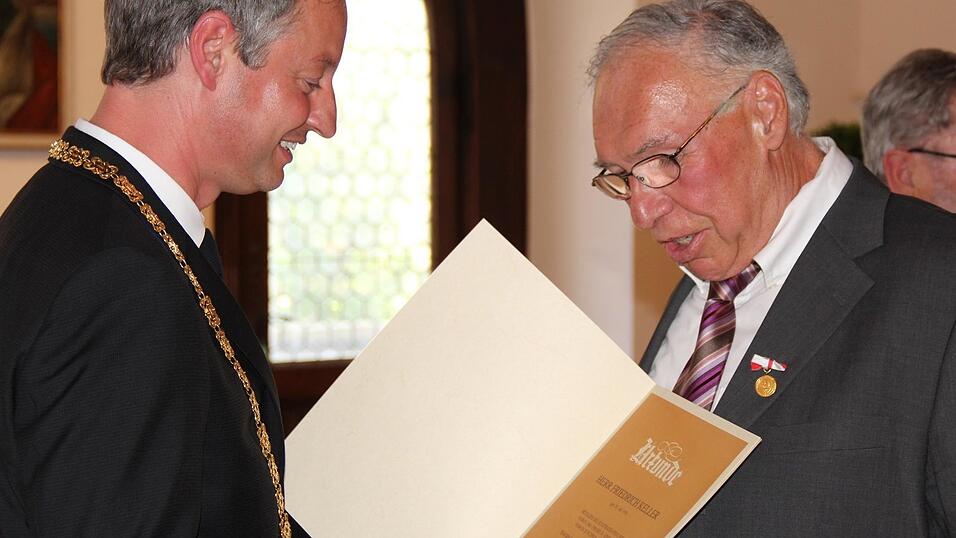 Oberbürgermeister Markus Pannermayr (links) überreicht Keller 2010 die Goldene Bürgermedaille samt Urkunde. Oberbürgermeister Markus Pannermayr (links) überreicht Keller 2010 die Goldene Bürgermedaille samt Urkunde.
