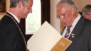 Oberbürgermeister Markus Pannermayr (links) überreicht Keller 2010 die Goldene Bürgermedaille samt Urkunde. Oberbürgermeister Markus Pannermayr (links) überreicht Keller 2010 die Goldene Bürgermedaille samt Urkunde.