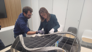 Proxima-Fusion-Magnetingenieur Nicolò Riva weist die Vorstandsvorsitzende des Start-up-Verbands, Verena Pausder, in die Geheimnisse des neuentwickelten Hochtemperatur-Superleiters ein. Proxima-Fusion-Magnetingenieur Nicolò Riva weist die Vorstandsvorsitzende des Start-up-Verbands, Verena Pausder, in die Geheimnisse des neuentwickelten Hochtemperatur-Superleiters ein.