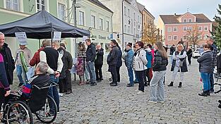 Vor dem Glücksrad bildete sich eine lange Schlange. Vor dem Glücksrad bildete sich eine lange Schlange.