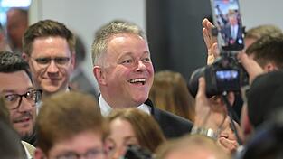 Wahlsieger Schnieder strahlt.