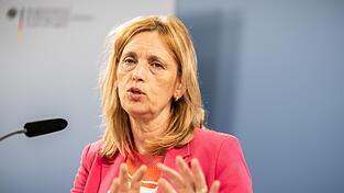 Karin Prien plädiert für eine Social-Media-Altersgrenze bei 13 Jahren. Karin Prien plädiert für eine Social-Media-Altersgrenze bei 13 Jahren.