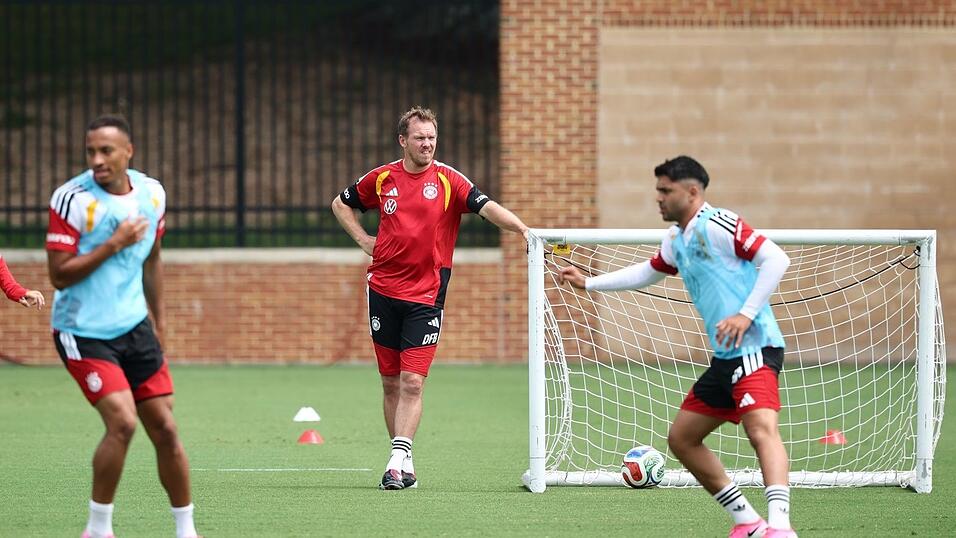Beim Training schaute Nagelsmann ganz genau hin.