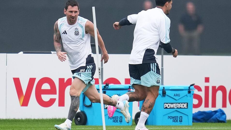 Lionel Messi konnte das Abschlusstraining mit seinen Kollegen absolvieren - Spanien sagte die letzte Einheit wegen des Gewitters ab. Lionel Messi konnte das Abschlusstraining mit seinen Kollegen absolvieren - Spanien sagte die letzte Einheit wegen des Gewitters ab.