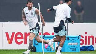 Lionel Messi konnte das Abschlusstraining mit seinen Kollegen absolvieren - Spanien sagte die letzte Einheit wegen des Gewitters ab. Lionel Messi konnte das Abschlusstraining mit seinen Kollegen absolvieren - Spanien sagte die letzte Einheit wegen des Gewitters ab.