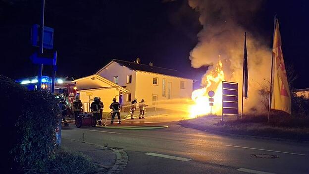 In der nach auf Donnerstag wurden die Feuerwehren erneut alarmiert - diesmal standen drei Autos in Flammen.