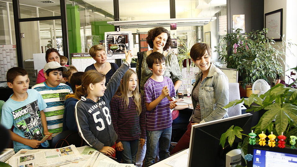 In der Kinder- und Jugendredaktion zeigte Redakteurin Tanja Pfeffer den Schülern um Lehrerin Frau Schmitz, wie die Kindernachrichten entstehen und woher die Texte und Ideen kommen. Vor allem das Jugendmagazin 'Freistunde' weckte das Interesse der Kinder. (Foto: Gabauer) In der Kinder- und Jugendredaktion zeigte Redakteurin Tanja Pfeffer den Schülern um Lehrerin Frau Schmitz, wie die Kindernachrichten entstehen und woher die Texte und Ideen kommen. Vor allem das Jugendmagazin 'Freistunde' weckte das Interesse der Kinder. (Foto: Gabauer)