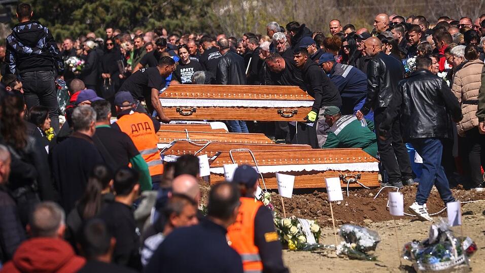 Bei dem Brand im Nachtclub von Kocani in Nordmazedonien kamen 63 Menschen ums Leben. Nun beginnt dazu ein großer Prozess vor Gericht in Skopje. Bei dem Brand im Nachtclub von Kocani in Nordmazedonien kamen 63 Menschen ums Leben. Nun beginnt dazu ein großer Prozess vor Gericht in Skopje.