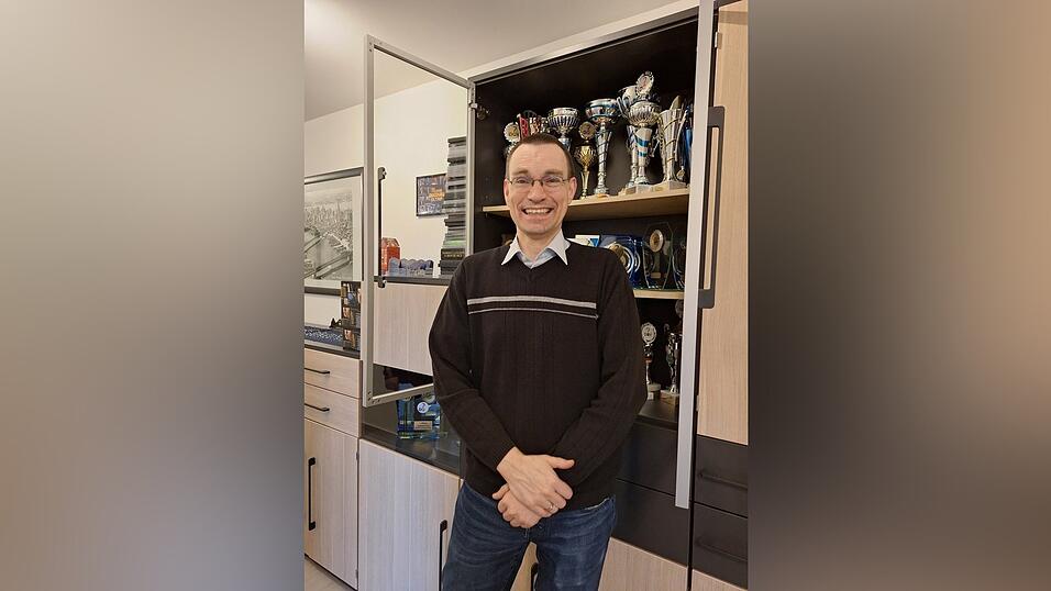 Quizchampion Thorsten Zirkel mit seinen gewonnenen Pokalen. Quizchampion Thorsten Zirkel mit seinen gewonnenen Pokalen.