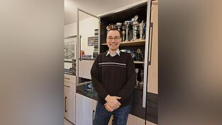 Quizchampion Thorsten Zirkel mit seinen gewonnenen Pokalen.