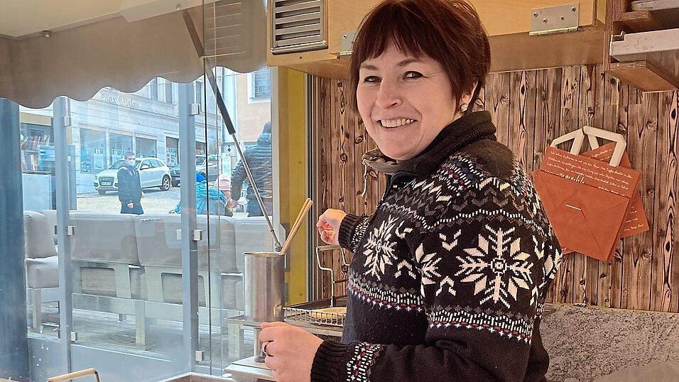 Christina Stroetmann backt frische Kücherl. Christina Stroetmann backt frische Kücherl.