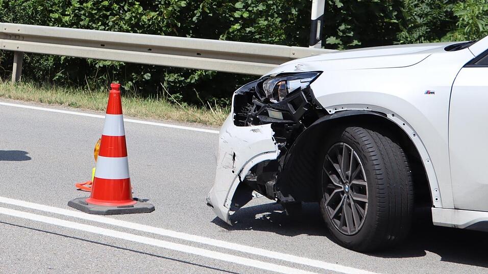 Das Auto wurde im vorderen linken Bereich beschädigt. Der BMW-Fahrer blieb unverletzt.