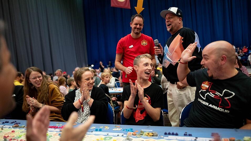Und einen Gewinner gab es auch. «Ben», hier in der Mitte, konnte das größte Catan-Spiel aller Zeiten gewonnen und wird von Rapper Smudo für sich entscheiden. Und einen Gewinner gab es auch. «Ben», hier in der Mitte, konnte das größte Catan-Spiel aller Zeiten gewonnen und wird von Rapper Smudo für sich entscheiden.