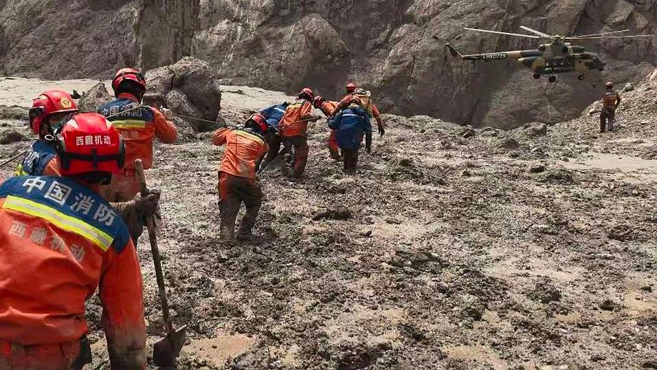Spezialteams aus China und Indien suchen an einem Tunnel nach Opfern. Spezialteams aus China und Indien suchen an einem Tunnel nach Opfern.