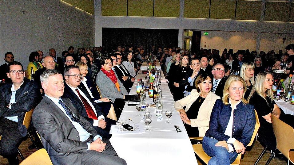 Die voll besetzte Sch&auml;fflerhalle bei der Regionalversammlung der Freisinger Bank in der Sch&auml;fflerhalle.