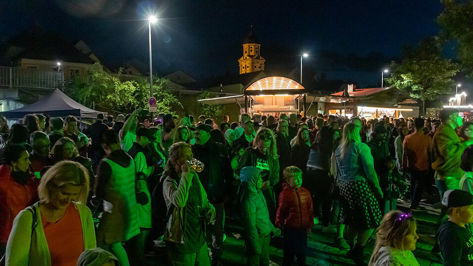 Bereits ab 20 Uhr stieg die Party beiderseits der Donau, um 22 Uhr dann begeisterte das feurige Spektakel auf der Donaubrücke die Gäste. Bereits ab 20 Uhr stieg die Party beiderseits der Donau, um 22 Uhr dann begeisterte das feurige Spektakel auf der Donaubrücke die Gäste.