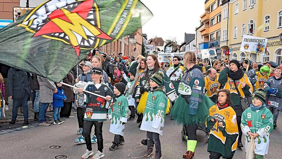 Das Motto des EV Moosburg: 'Eishockey verbindet Moosburg.' Das Motto des EV Moosburg: 'Eishockey verbindet Moosburg.'