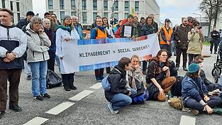 Mitte März fand schon einmal eine 'Ungehorsame Versammlung' bei den Justizgebäuden statt. Am Ende wurden Teilnehmende von der Polizei weggetragen. Mitte März fand schon einmal eine 'Ungehorsame Versammlung' bei den Justizgebäuden statt. Am Ende wurden Teilnehmende von der Polizei weggetragen.