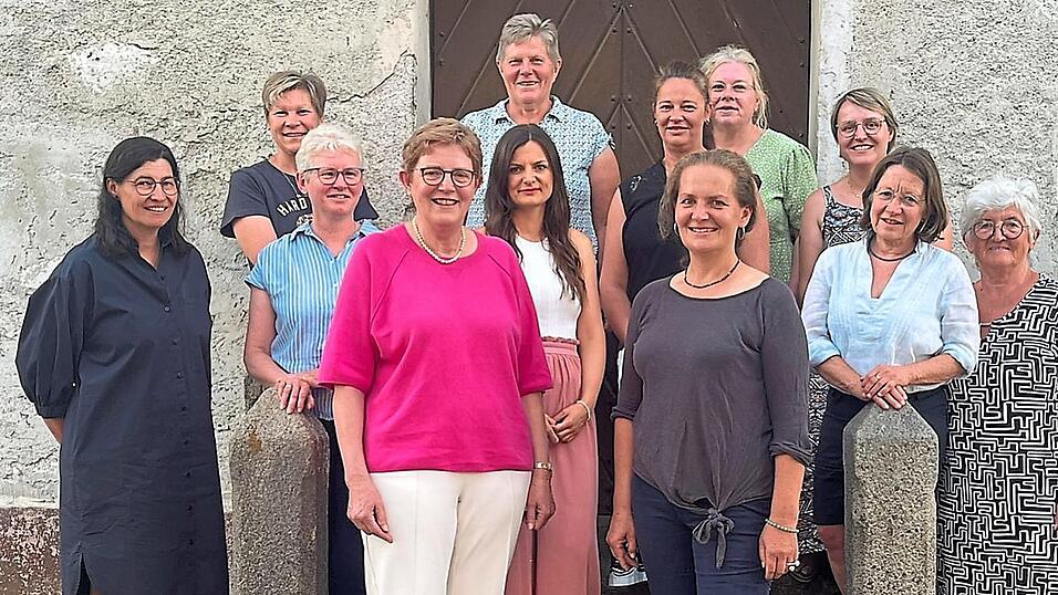 Zahlreiche Besucherinnen informierten sich beim Wirtshaus-Gespräch zur Frauenliste Marklkofen, die mit den Gemeinderätinnen Magda Geltinger und Dr. Claudia Karl (vorne, von links) im Gemeinderat Marklkofen vertreten ist.