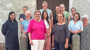 Zahlreiche Besucherinnen informierten sich beim Wirtshaus-Gespräch zur Frauenliste Marklkofen, die mit den Gemeinderätinnen Magda Geltinger und Dr. Claudia Karl (vorne, von links) im Gemeinderat Marklkofen vertreten ist.