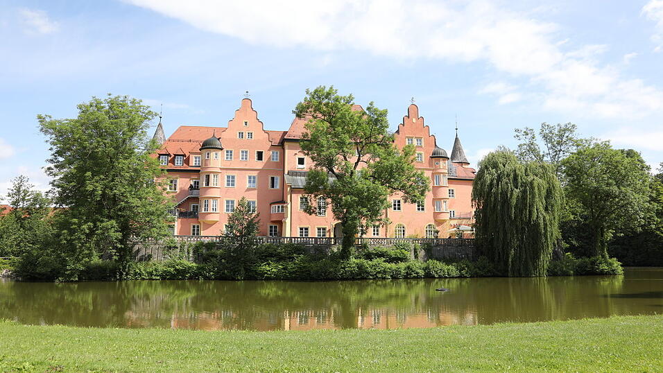 Immer wieder eine Augenweide das Taufkirchener Wasserschloss das sich mittlerweile zehn Jahre in Gemeindehand befindet.