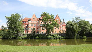 Immer wieder eine Augenweide das Taufkirchener Wasserschloss das sich mittlerweile zehn Jahre in Gemeindehand befindet.