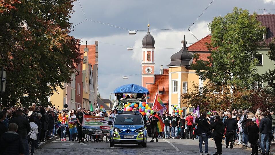 Knapp 2.000 Teilnehmer feierten am Samstag in Landhut den ersten Christopher-Street-Day Niederbayerns.